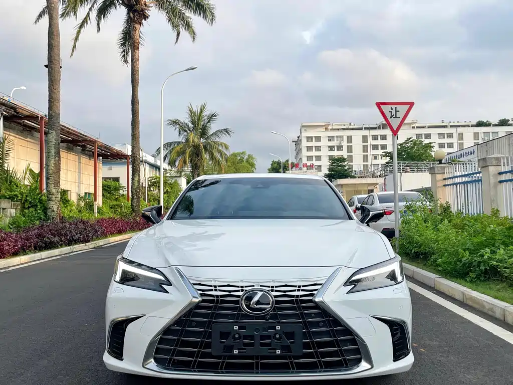 Lexus ES 2025 200 Premium Edition купить на сайте DeffCars