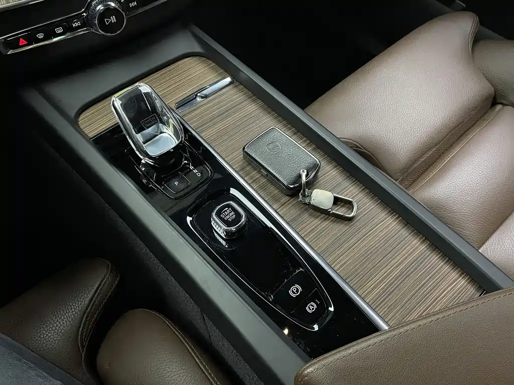 Volvo XC60 2023 B5 four-wheel drive Zhiyuan Deluxe Edition купить на сайте DeffCars