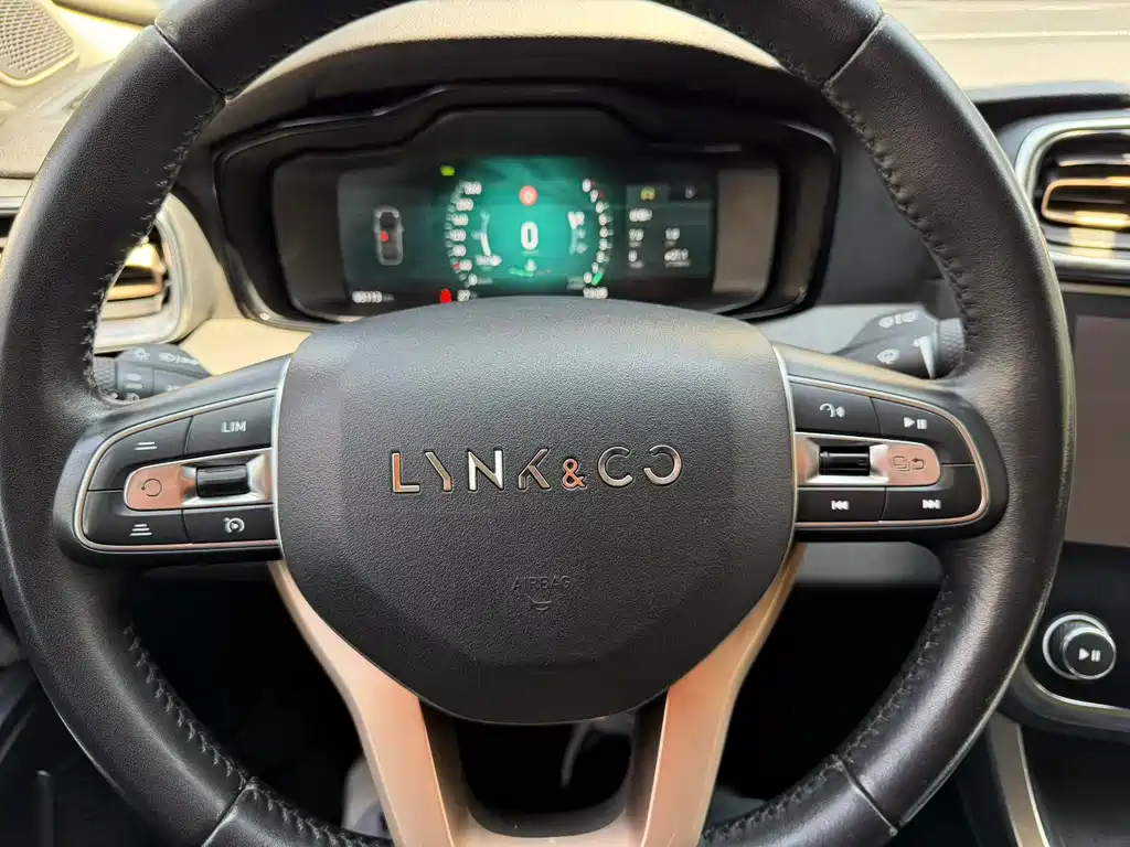 Lynk & Co 01 2017 2.0T two-wheel drive Pro version купить на сайте DeffCars