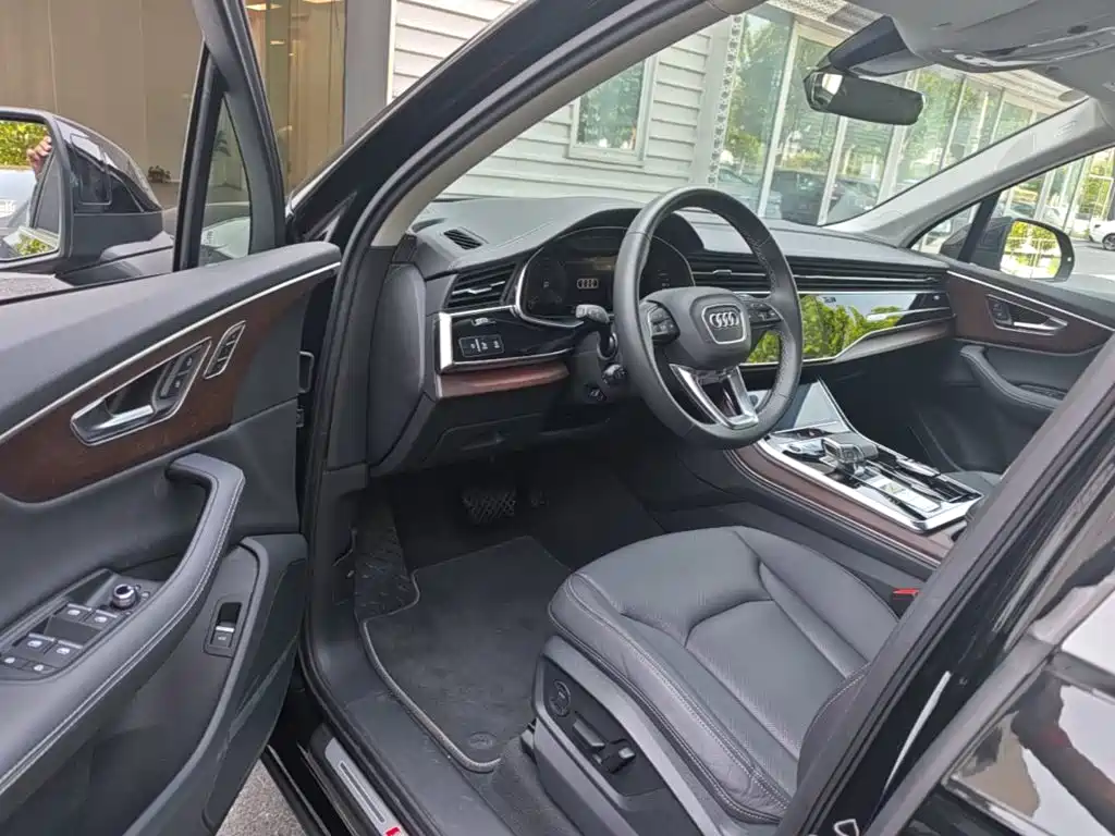 Audi Q7 2025 55 TFSI quattro S line sports купить на сайте DeffCars