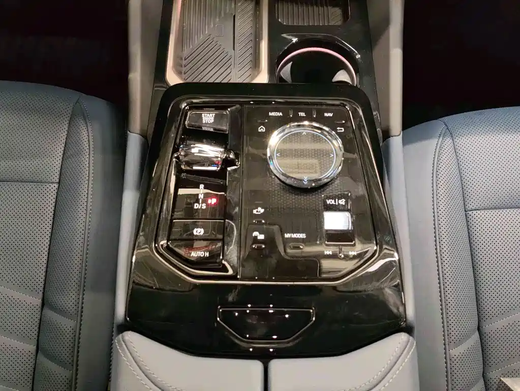 BMW 5 Series 2025 530Li Exclusive M Sports Package купить на сайте DeffCars