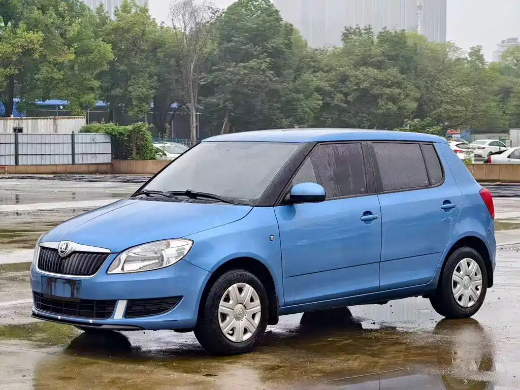 Fabia 2014 1.4L Automatic Crystal Edition купить на сайте DeffCars
