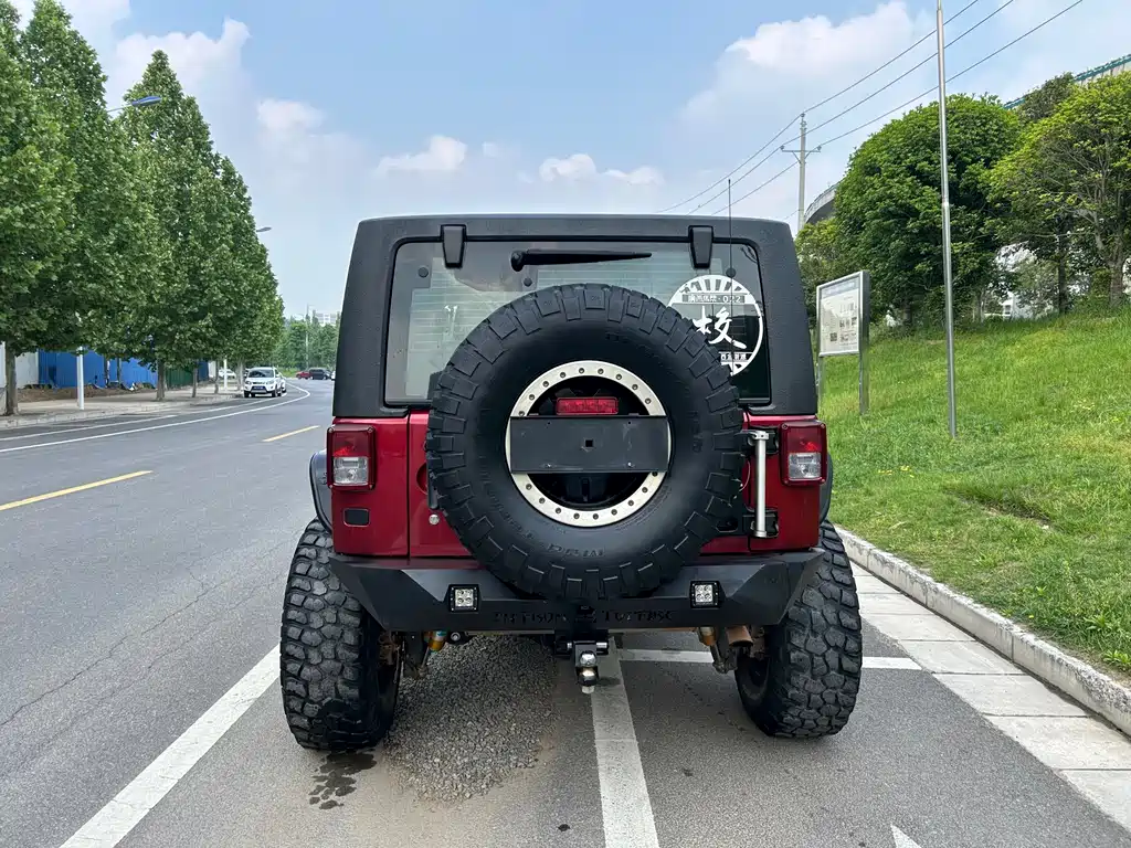 Wrangler 2013 3.6L Sahara two-door version купить на сайте DeffCars