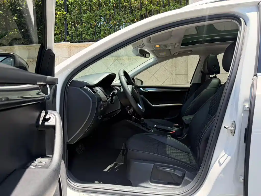 Octavia 2019 Station Wagon TSI230 DSG Deluxe Edition National V купить на сайте DeffCars