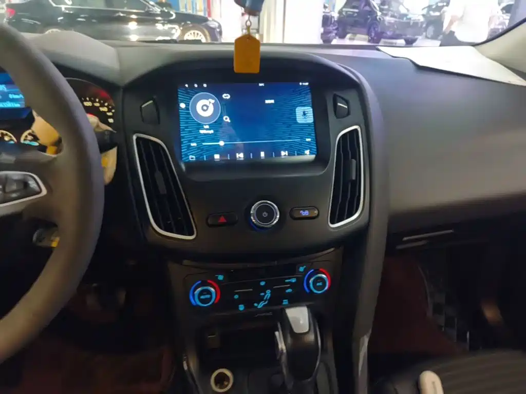 Focus 2015 hatchback EcoBoost 125 automatic super stylish model купить на сайте DeffCars
