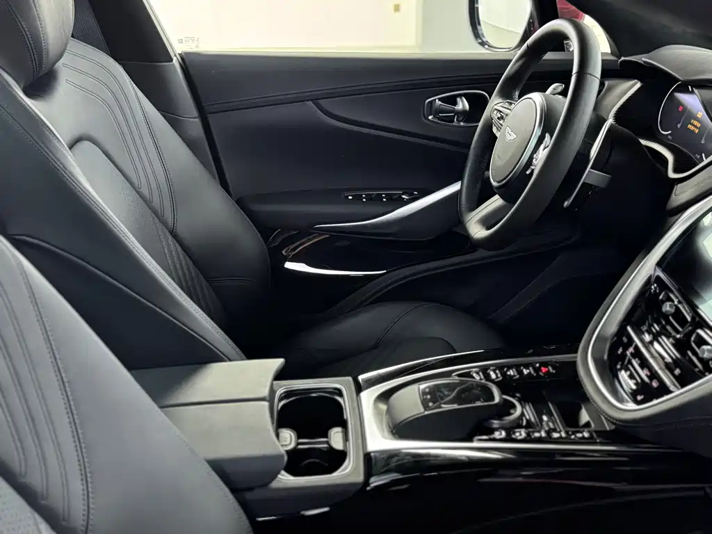 Aston Martin DBX 2024 4.0T V8 купить на сайте DeffCars