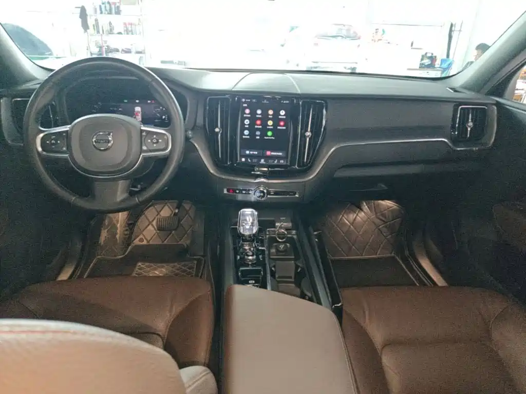 Volvo XC60 2023 B5 4WD Zhi Yi Deluxe Edition купить на сайте DeffCars