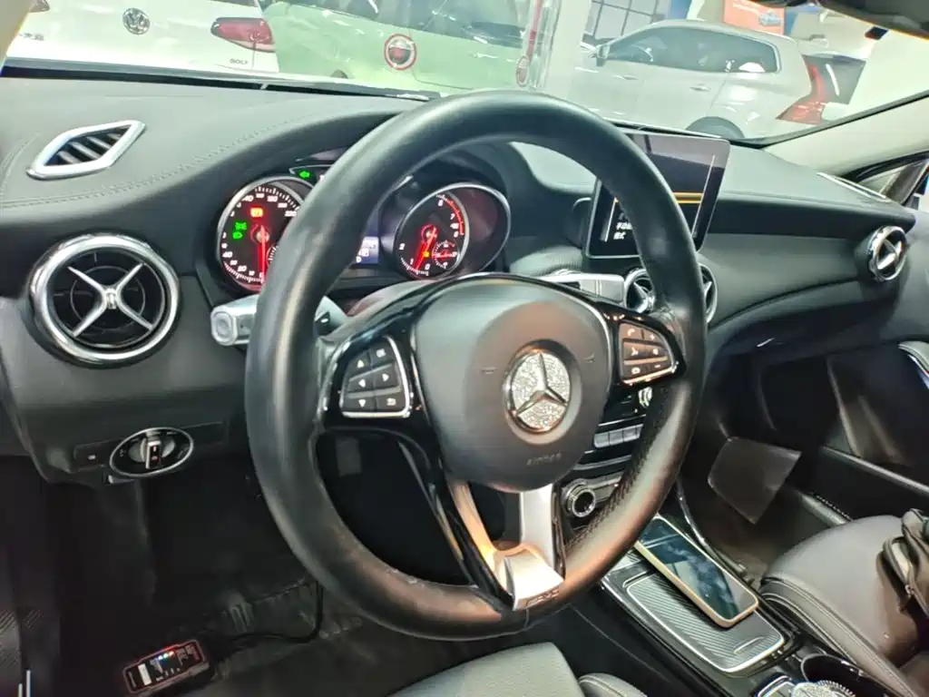 Mercedes-Benz GLA 2017 GLA 200 Fashion Model купить на сайте DeffCars