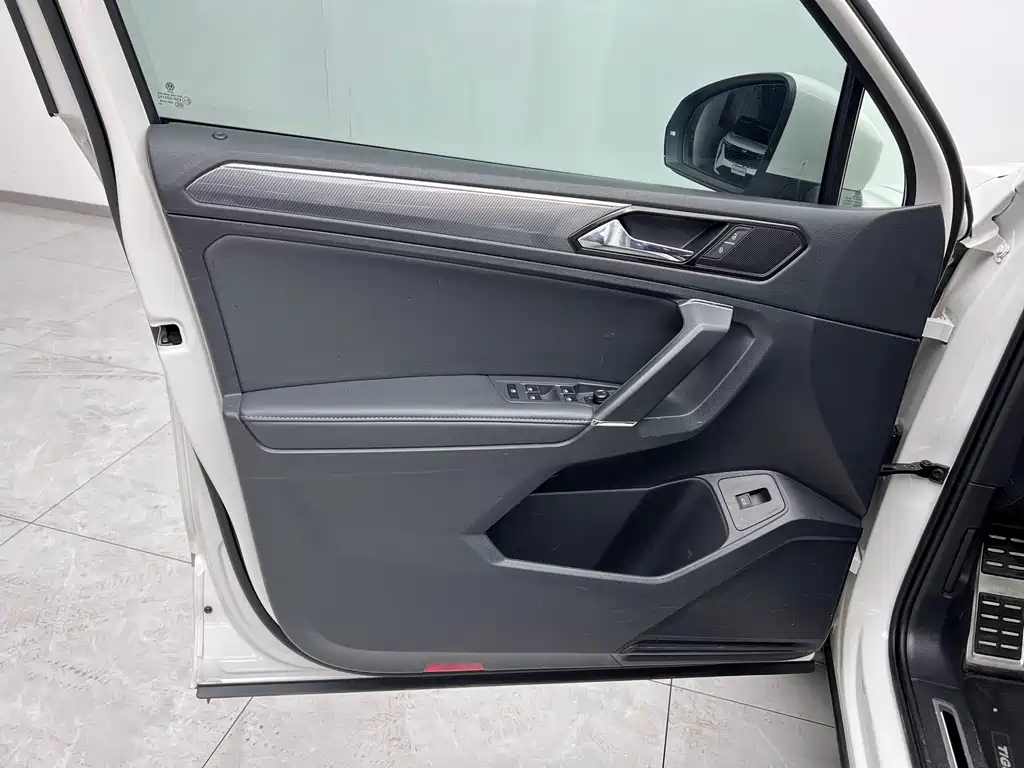 Tiguan L 2021 330TSI automatic two-wheel drive R-Line version купить на сайте DeffCars