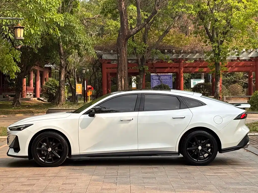 Changan UNI-V 2022 1.5T premium model купить на сайте DeffCars