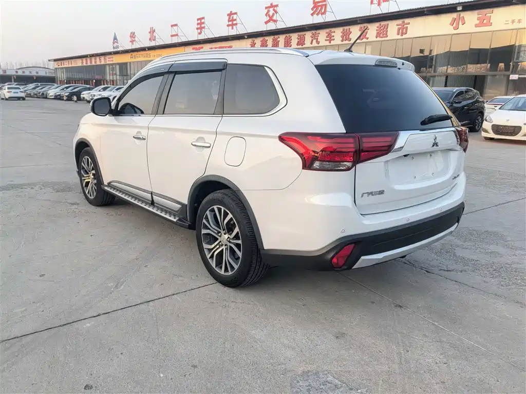Outlander 2016 2.4L four-wheel drive luxury version 7 seats купить на сайте DeffCars