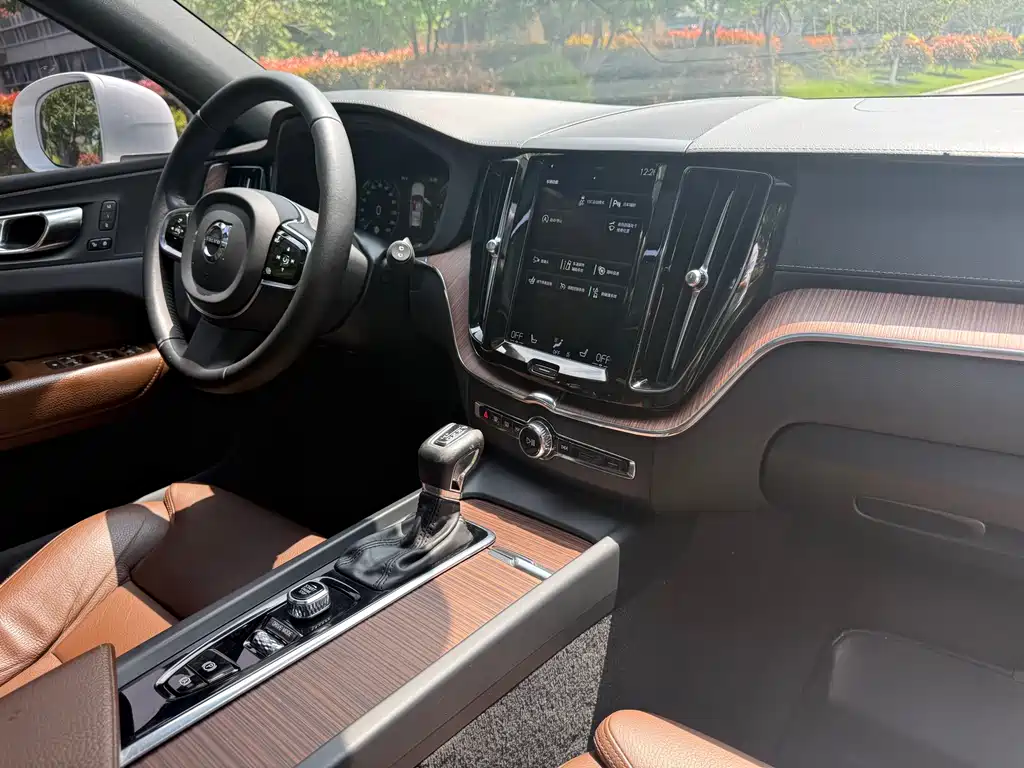 Volvo XC60 2021 T5 four-wheel drive Zhiyuan Deluxe Edition купить на сайте DeffCars