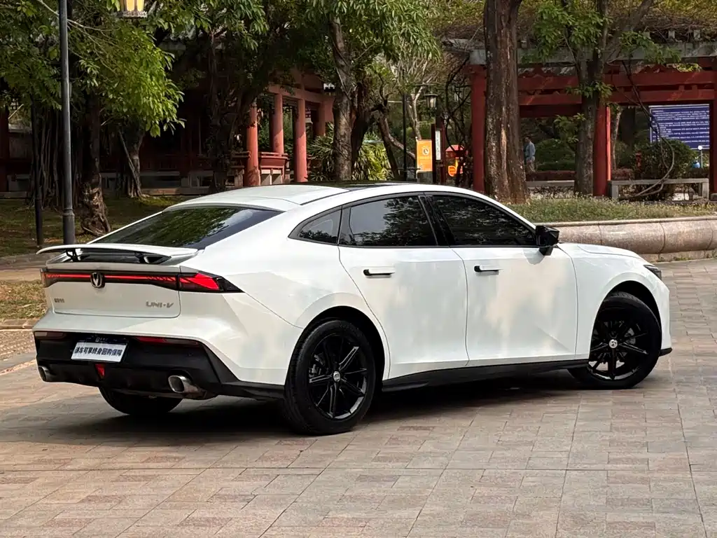 Changan UNI-V 2022 1.5T premium model купить на сайте DeffCars