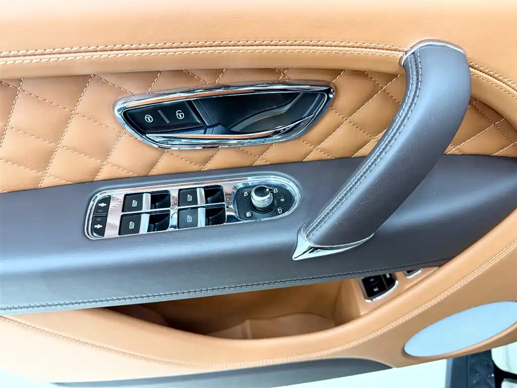 Bentayga 2016 6.0T Standard Edition купить на сайте DeffCars