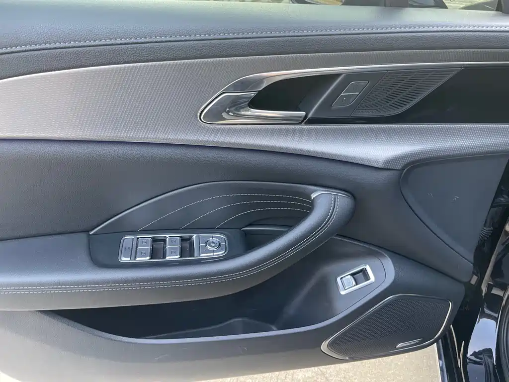 Hongqi H5 2023 2.0T automatic smart connected flag version купить на сайте DeffCars