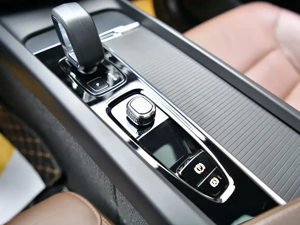 Volvo XC60 2023 B5 four-wheel drive Zhiyi Luxury Edition купить на сайте DeffCars