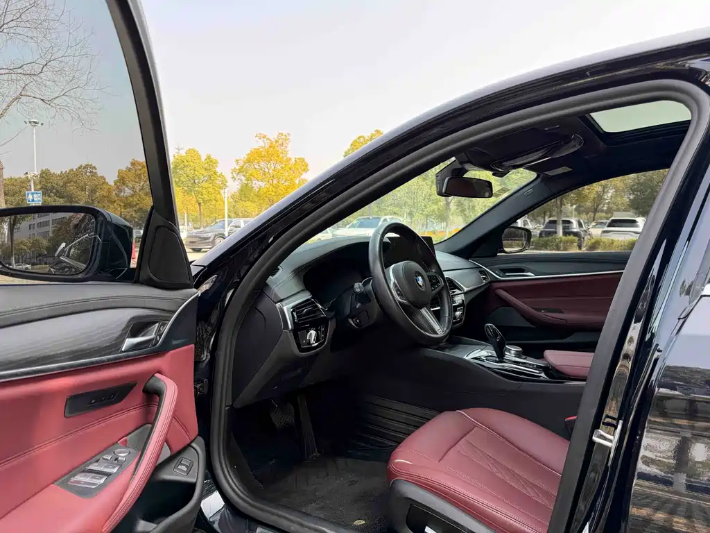 BMW 5 Series 2021 530Li Leading M Sports Package купить на сайте DeffCars