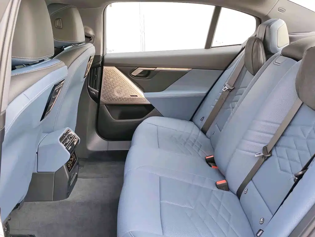 BMW i5 2025 xDrive 50L Luxury Package купить на сайте DeffCars