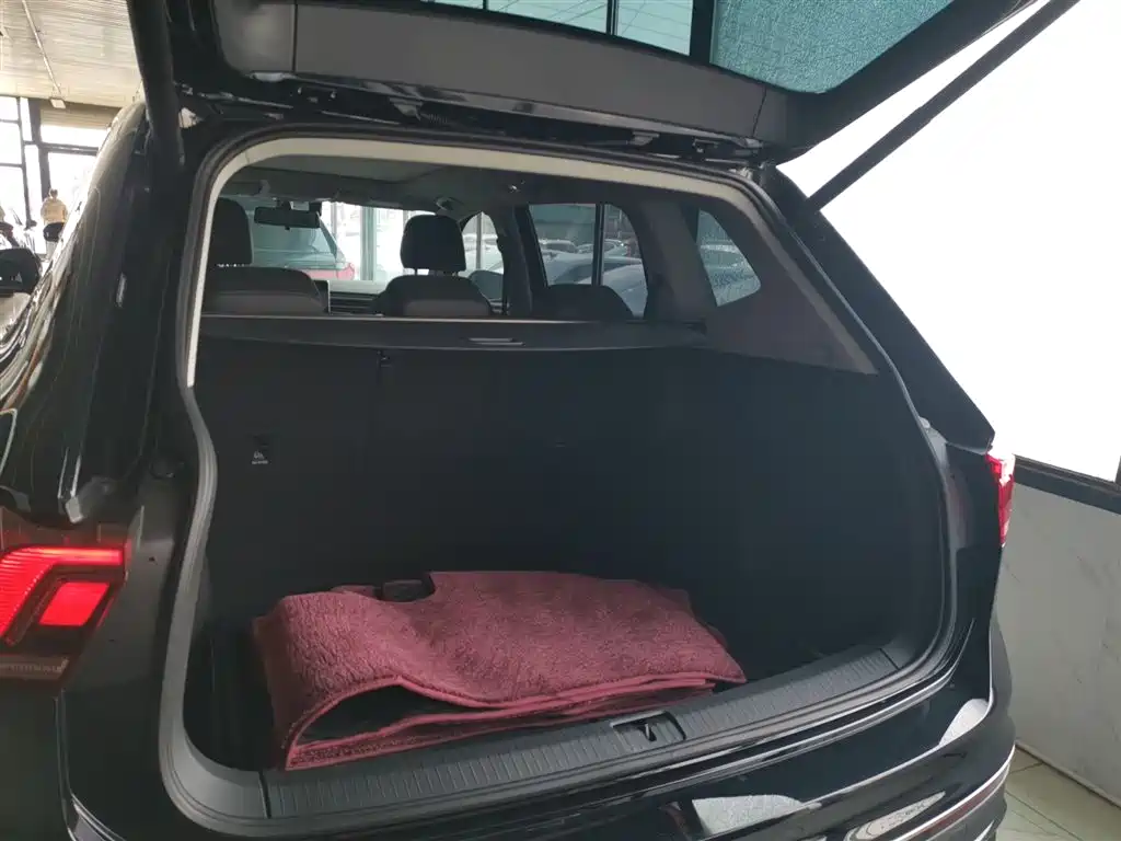 Tiguan L 2025 Outstanding Model 300TSI Automatic Two-wheel Drive Dragon Edition купить на сайте DeffCars