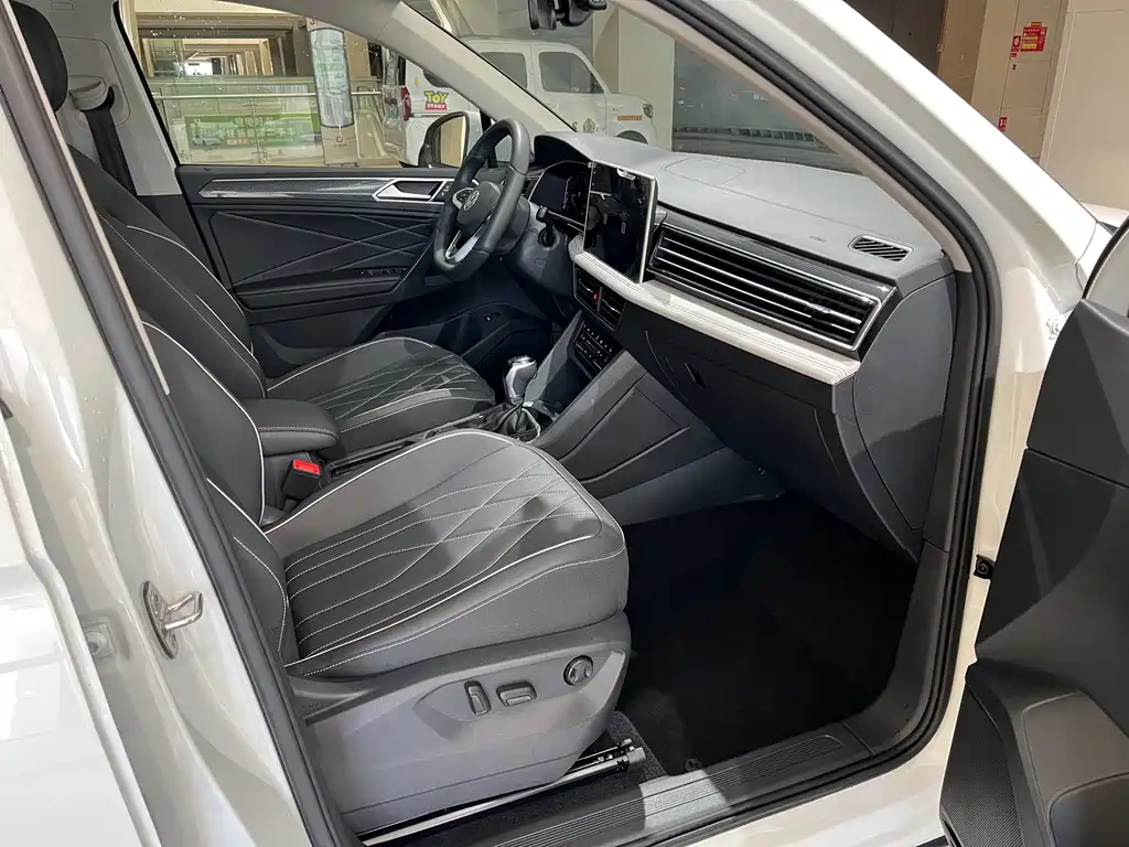 Tiguan L 2024 330TSI automatic two-wheel drive R-Line version купить на сайте DeffCars