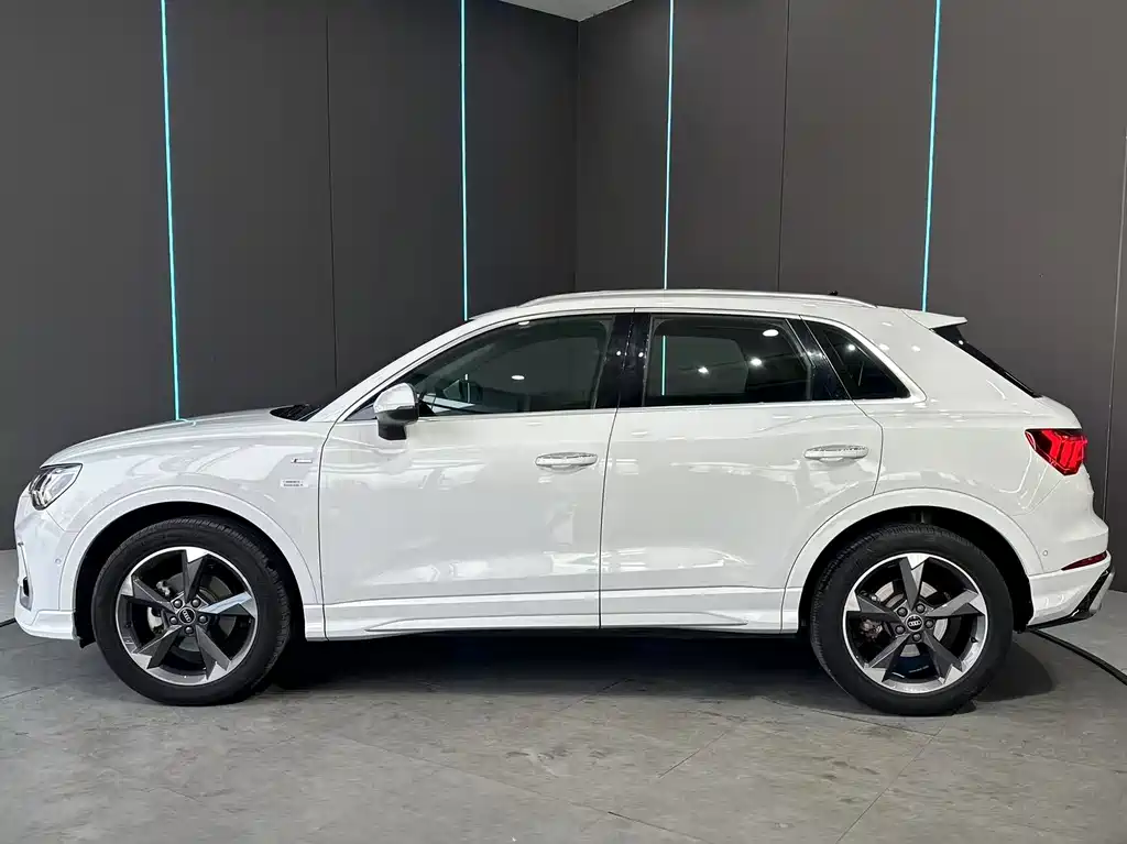 Audi Q3 2024 35 TFSI Fashionable and Dynamic купить на сайте DeffCars