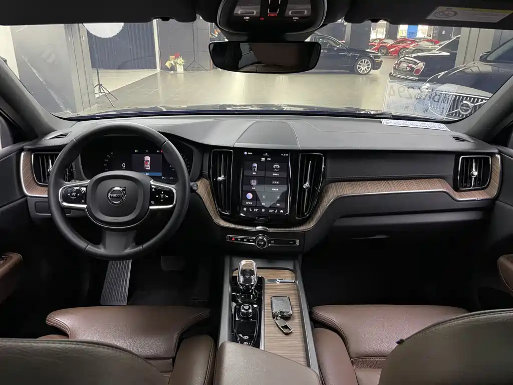 Volvo XC60 2023 B5 four-wheel drive Zhiyuan Deluxe Edition купить на сайте DeffCars