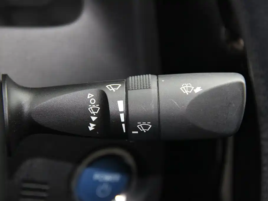 Corolla 2017 facelift dual engine 1.8L E-CVT leading version купить на сайте DeffCars