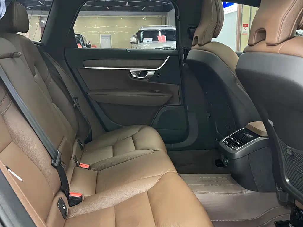 Volvo V90 2024 Cross Country B5 AWD Zhiyuan Edition купить на сайте DeffCars