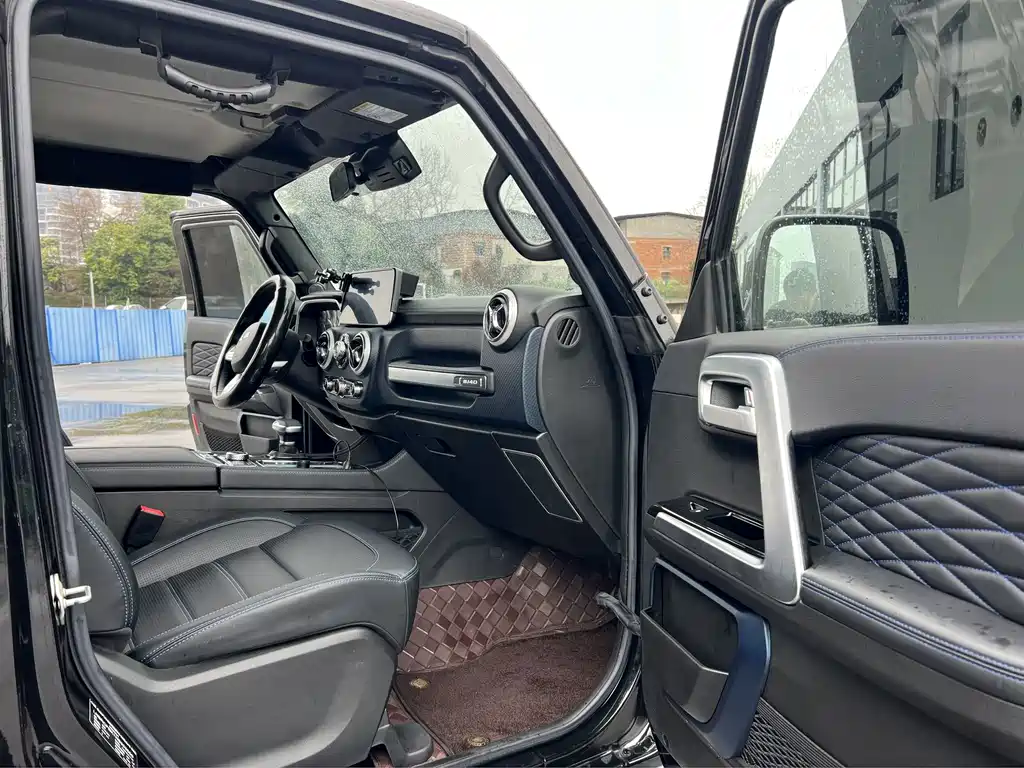 Beijing BJ40 2023 2.0T Automatic 4WD City Hunter Edition купить на сайте DeffCars