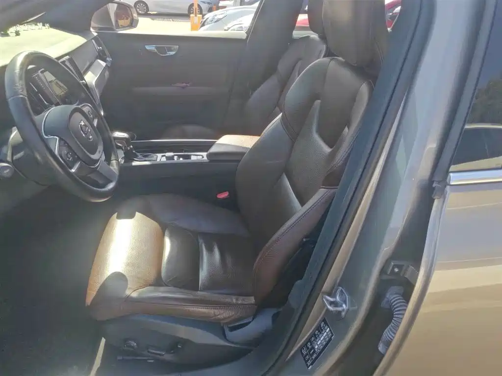 Volvo S60 2020 T4 Zhiyi Luxury Edition купить на сайте DeffCars
