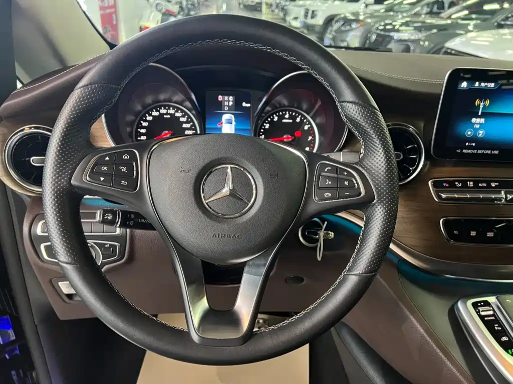 Mercedes-Benz V-Class 2022 V 260 L Long Wheelbase Luxury Edition купить на сайте DeffCars