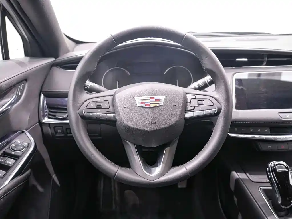 Cadillac XT4 2022 28T two-wheel drive fashion model купить на сайте DeffCars