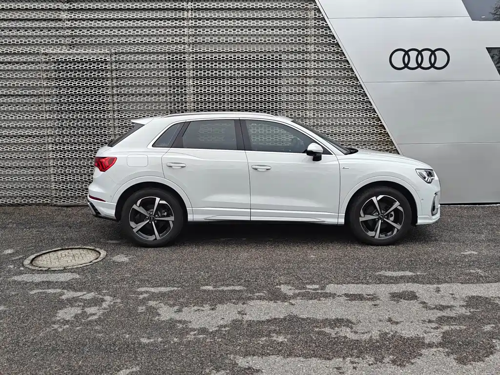 Audi Q3 2026 45th Anniversary Collector’s Edition 35TFSI Fashionable and Dynamic купить на сайте DeffCars