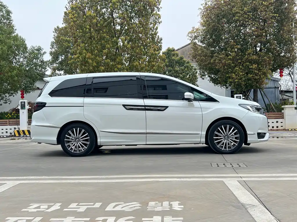Alison 2022 2.0L e:HEV Deluxe Edition купить на сайте DeffCars