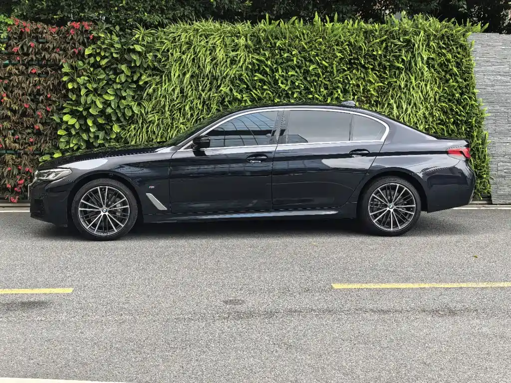 BMW 5 Series 2023 530Li Leading M Sports Package купить на сайте DeffCars