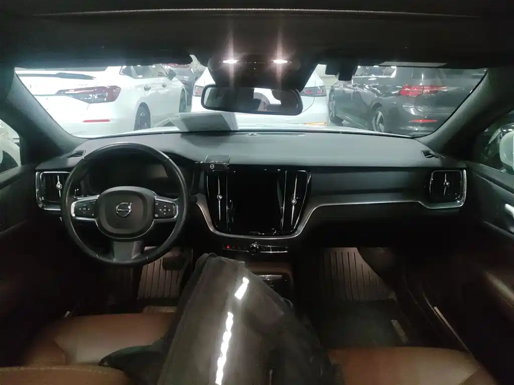 Volvo S60 plug-in hybrid 2021 T8 E-drive hybrid four-wheel drive Zhiyi luxury version купить на сайте DeffCars