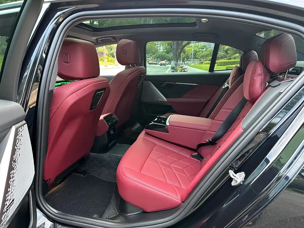 BMW 5 Series 2025 530Li Leading M Sports Package купить на сайте DeffCars