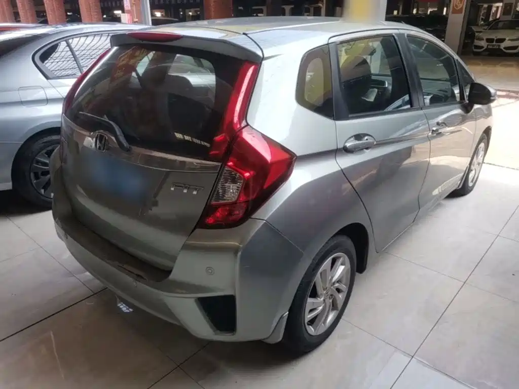 Fit 2014 1.5L SE CVT fashion model купить на сайте DeffCars