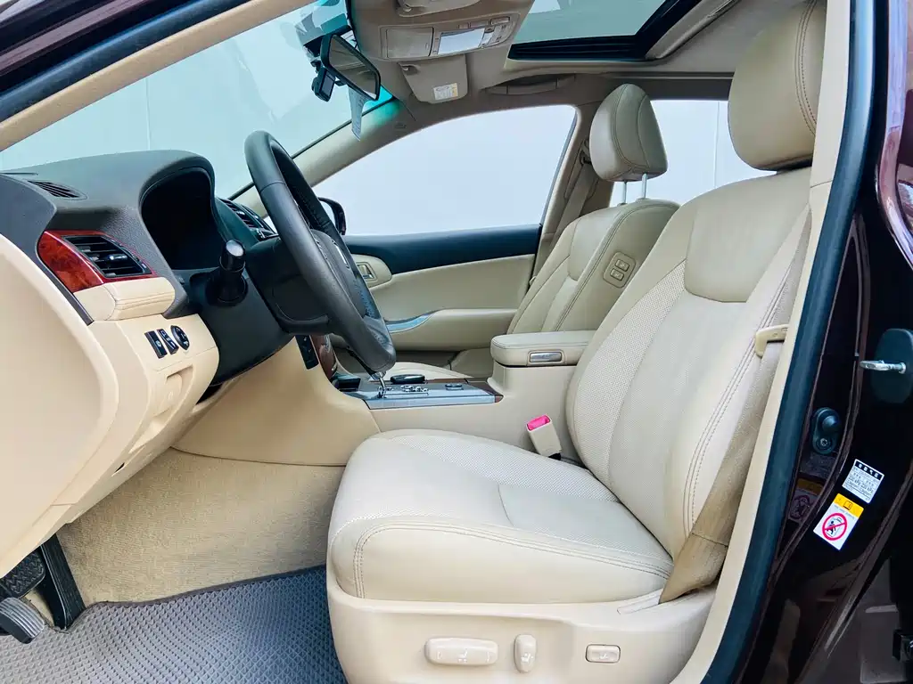 Crown 2012 2.5L Royal Leather Edition купить на сайте DeffCars