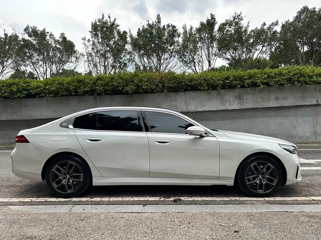 BMW 5 Series 2024 530Li Leading Luxury Package купить на сайте DeffCars