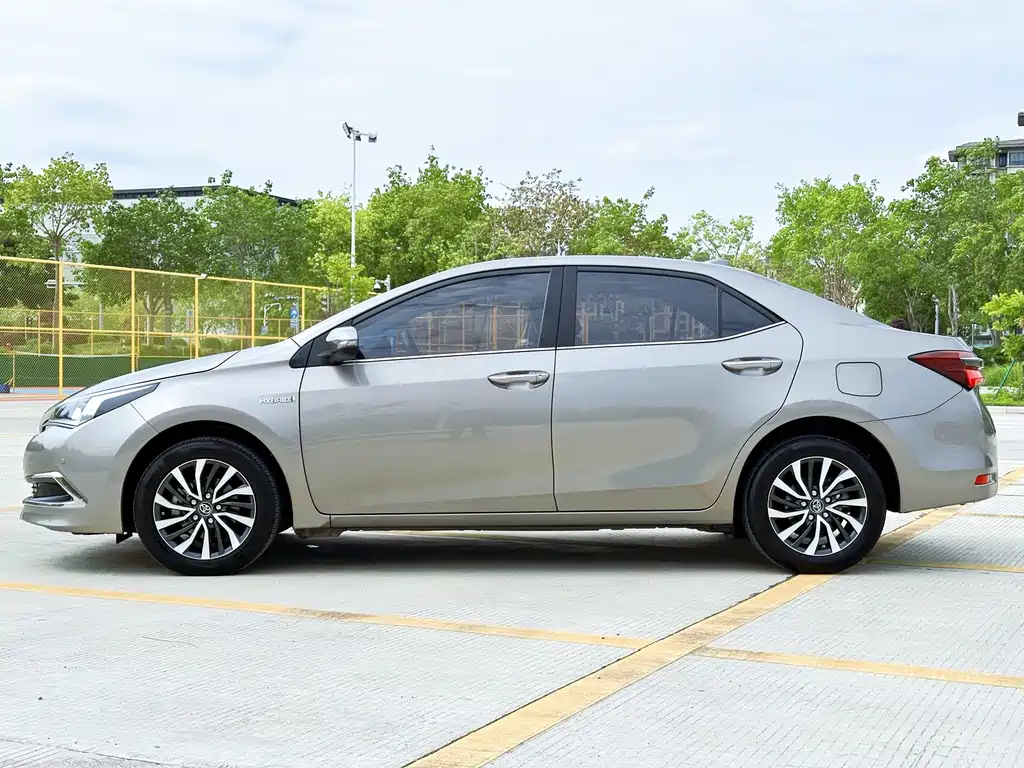 Corolla 2017 facelift dual engine 1.8L E-CVT leading version купить на сайте DeffCars