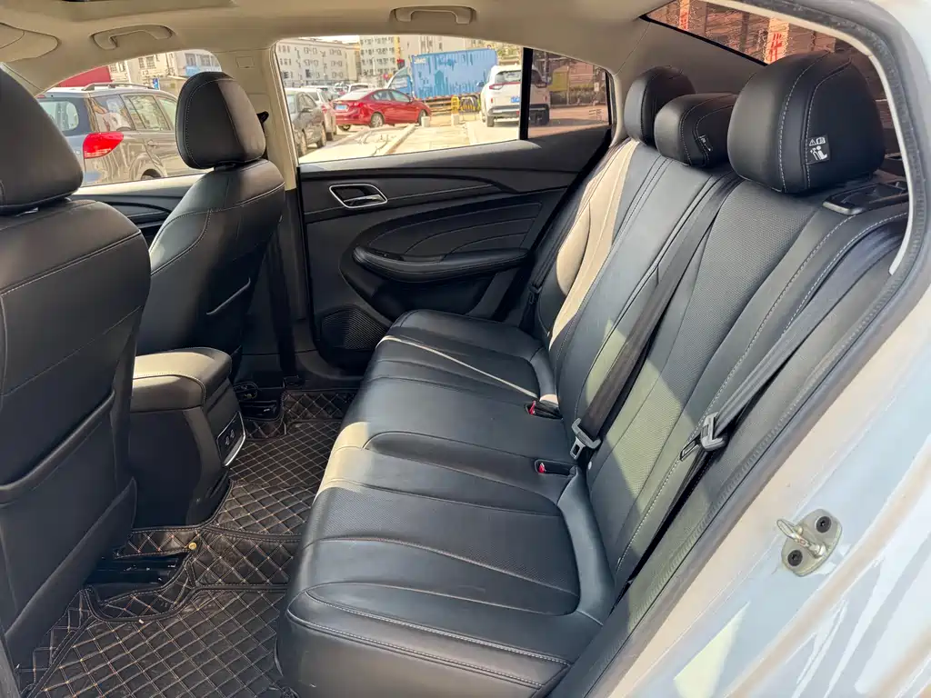 Roewe i5 2020 1.5L Manual 4G Internet Leader Flagship Edition купить на сайте DeffCars