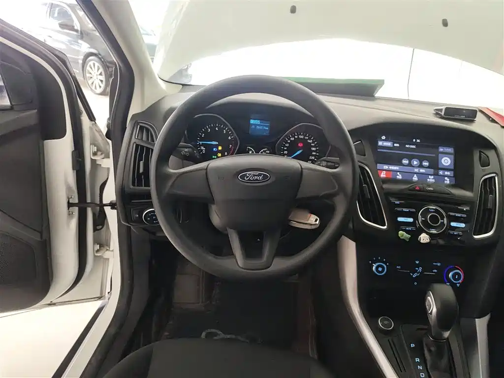 Focus 2018 hatchback classic 1.6L automatic comfort smart mobility version купить на сайте DeffCars