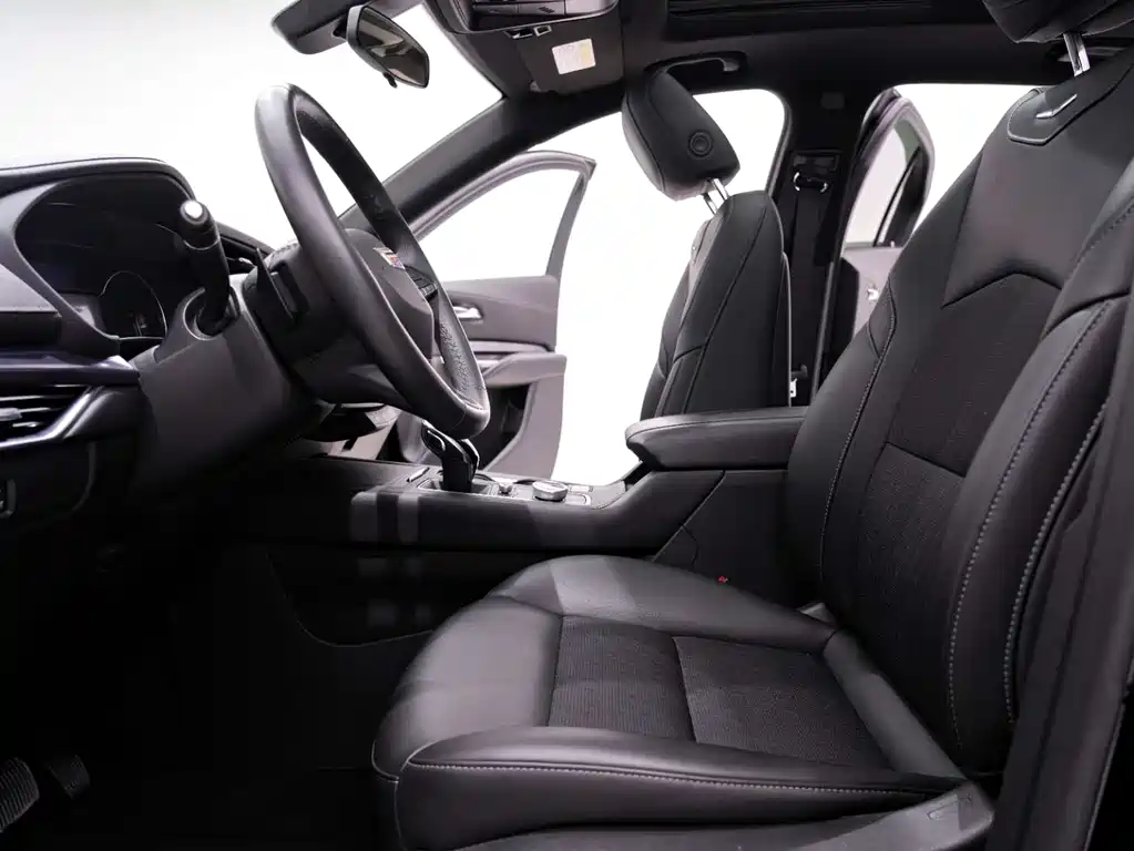 Cadillac XT4 2022 28T two-wheel drive fashion model купить на сайте DeffCars