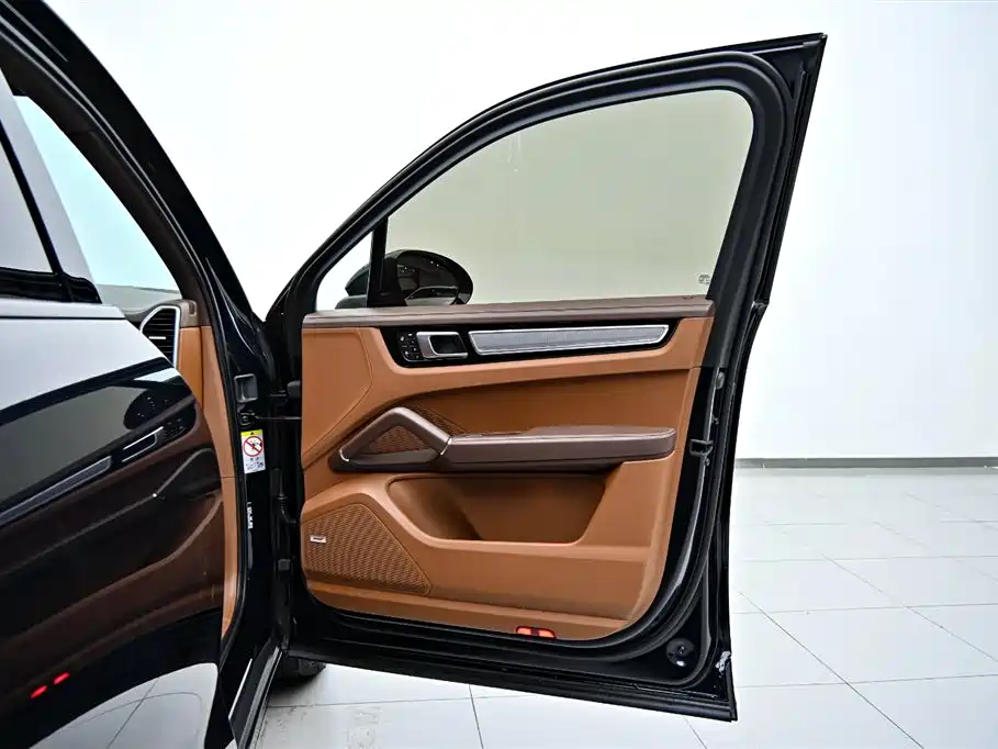 Cayenne New Energy 2023 Cayenne E-Hybrid 2.0T Platinum Edition купить на сайте DeffCars