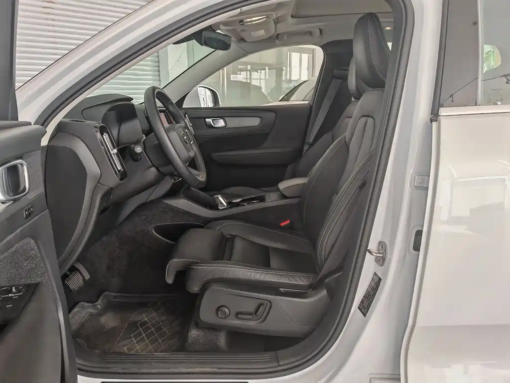 Volvo XC40 2025 B4 four-wheel drive Zhiyuan luxury version купить на сайте DeffCars