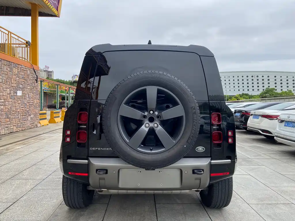 Land Rover Defender 2023 90 2.0T P300 X-DYNAMIC HSE купить на сайте DeffCars