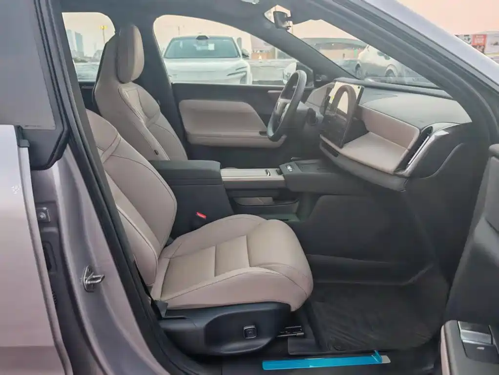 Volvo XC70 plug-in hybrid 2026 model two-wheel drive long range Core купить на сайте DeffCars
