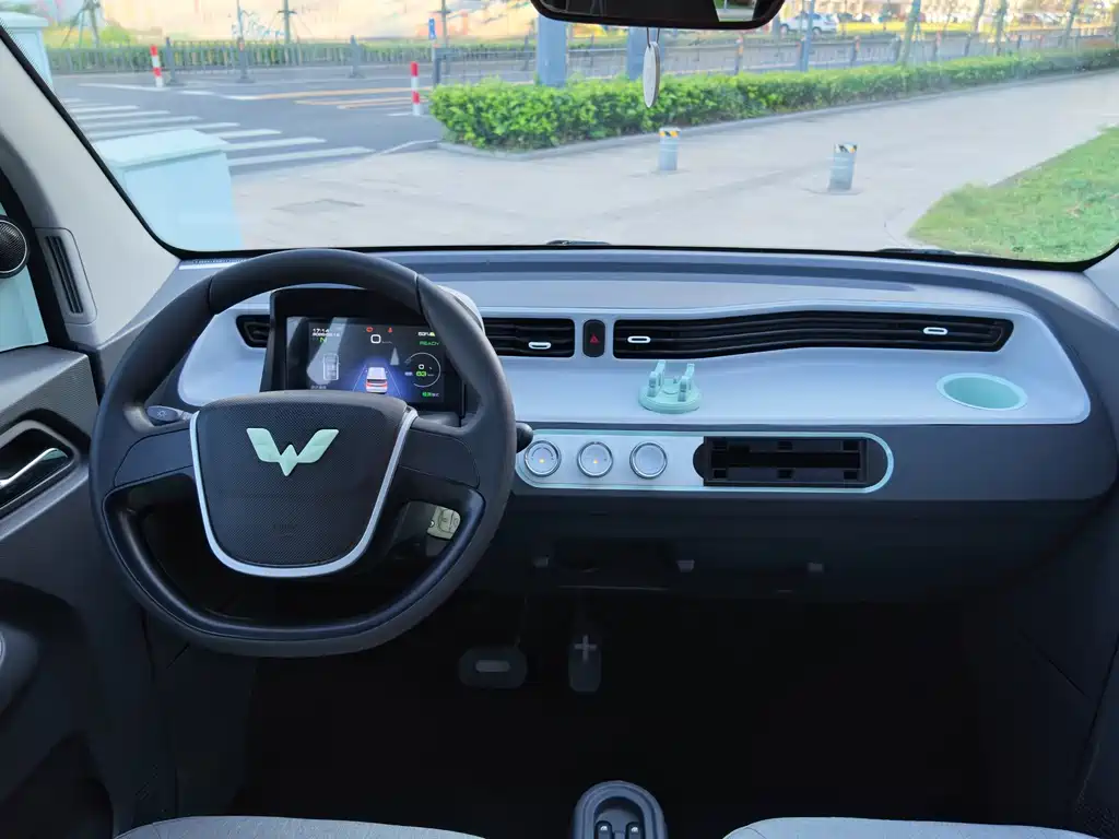 Hongguang MINIEV 2021 Macaron Sandwich Model 120km Lithium Iron Phosphate купить на сайте DeffCars