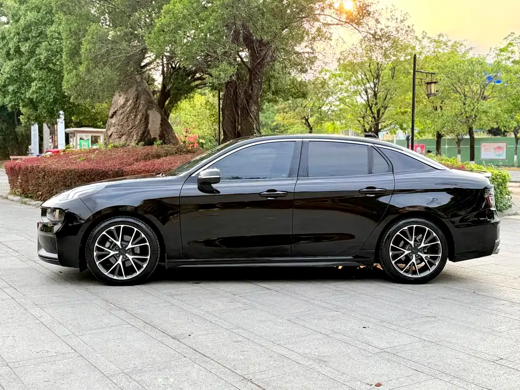 Lynk & Co 03 2022 2.0TD DCT Pro купить на сайте DeffCars